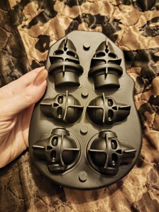 Фотография покупателя товара Форма для льда «Череп», силикон, 11×8×4.5 см, 4 ячейки (4.4×2.7 см), чёрная - Фото 12