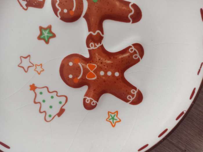 Фотография покупателя товара Тарелка новогодняя Доляна «Имбирные человечки», d=20 см, доломит, белая - Фото 6