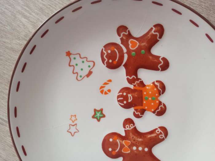 Фотография покупателя товара Тарелка новогодняя Доляна «Имбирные человечки», d=20 см, доломит, белая - Фото 7