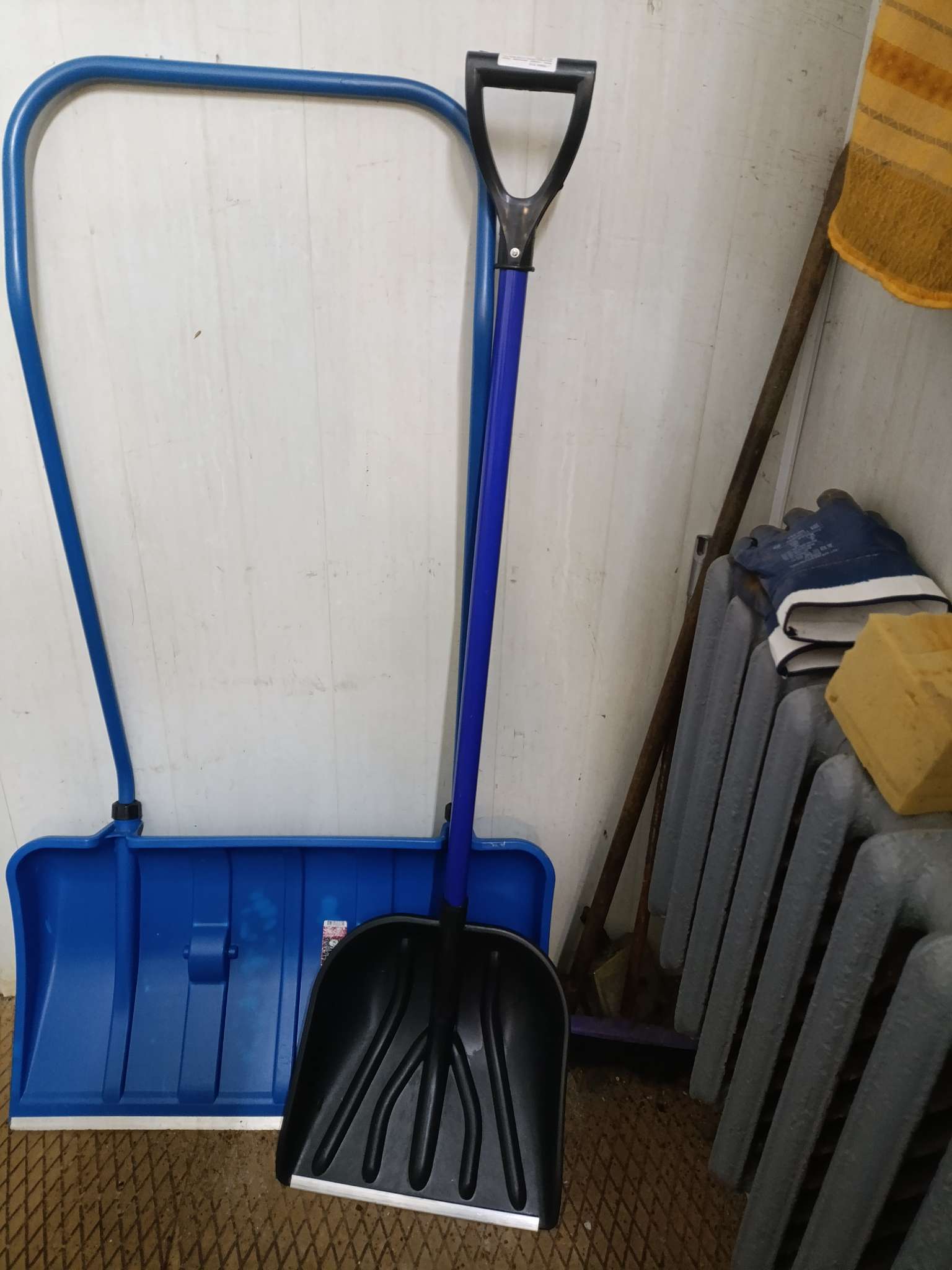 Фотография покупателя товара Лопата для уборки снега, пластиковый ковш 395×395 мм, металлическая планка, алюминиевый черенок, с ручкой - Фото 5