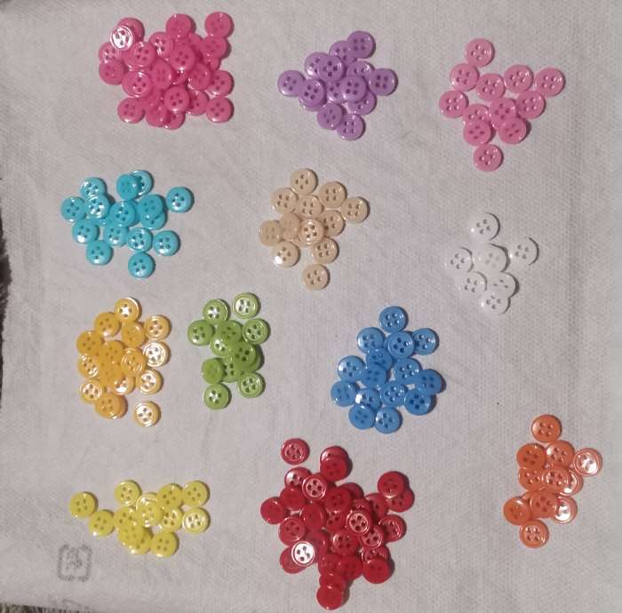 Фотография покупателя товара Набор пуговиц пластик "Цветная пуговка" МИКС н-р 100 шт 11,2х1,5х7 см - Фото 1