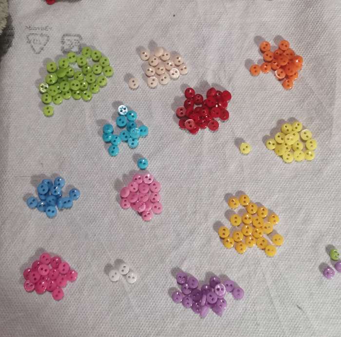 Фотография покупателя товара Пуговицы пластик для творчества 2 прокола "Цветные пуговички" набор 100 шт 0,6х0,6 см - Фото 4