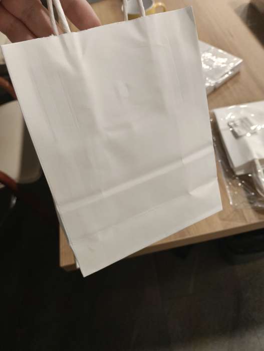 Фотография покупателя товара Пакет белый без печати, круглая ручка, 15×12×6 см, 120 г - Фото 2