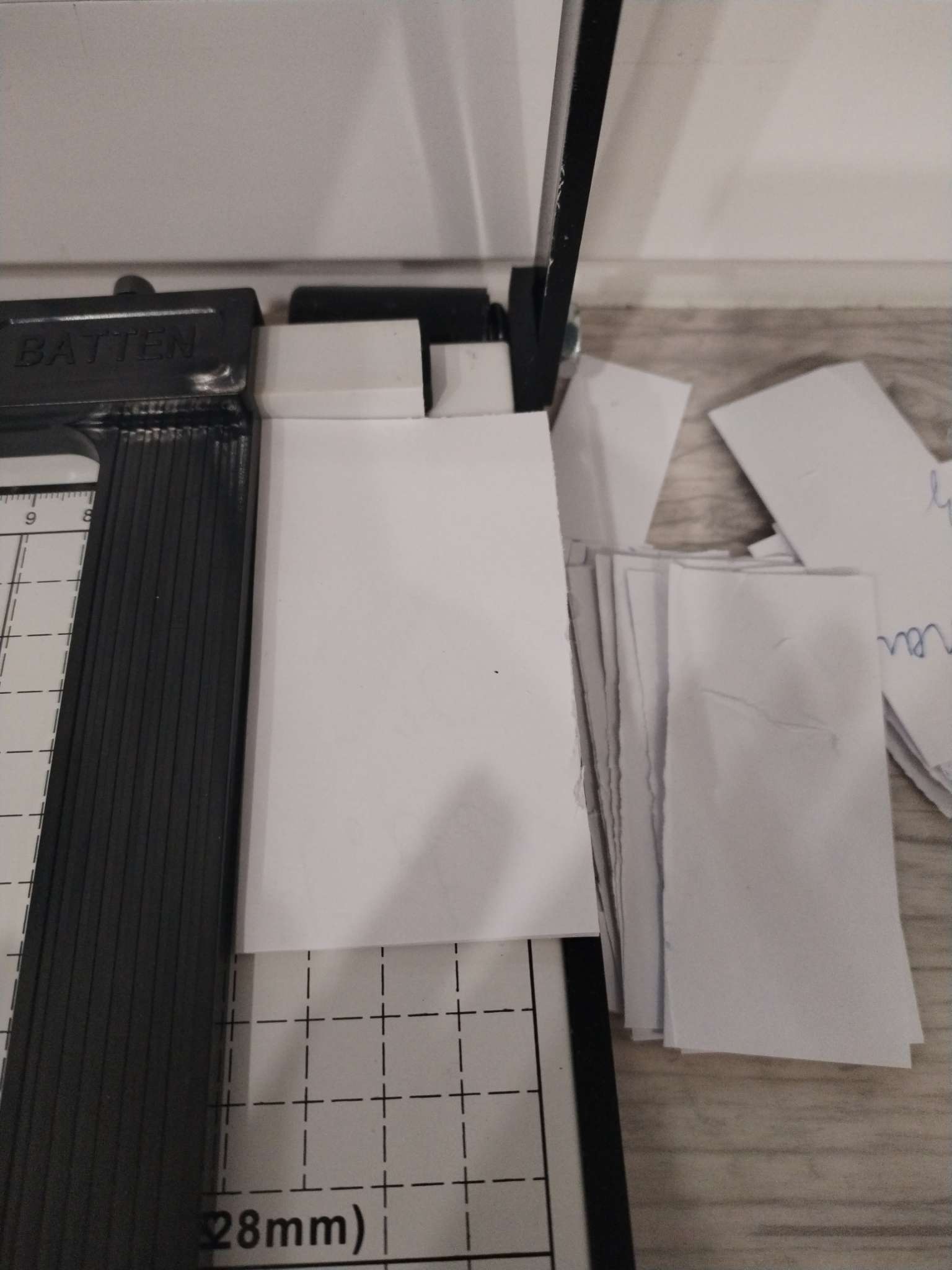 Фотография покупателя товара Сабельный резак для бумаги A4, до 10 листов, металлическая основа, длина реза 320 мм - Фото 2