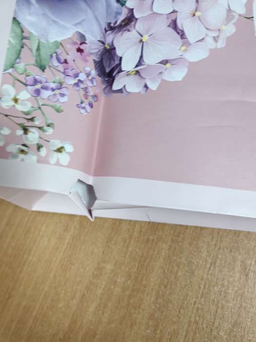 Фотография покупателя товара Пакет подарочный ламинированный «Цветочная радость», нежно - розовый, 26×12×32 см - Фото 2