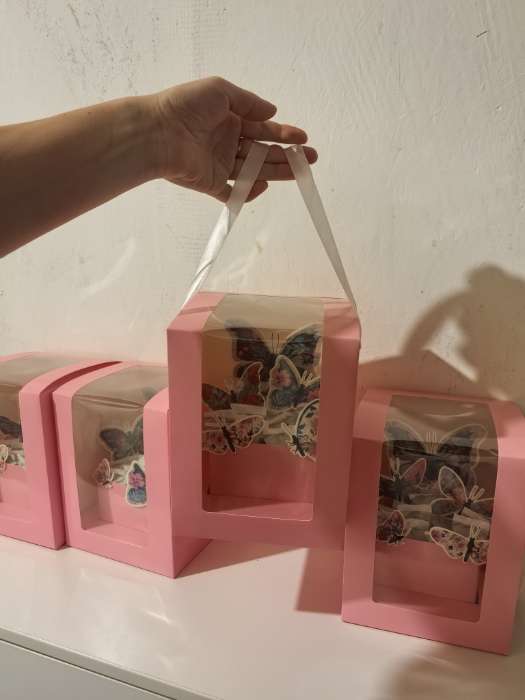 Фотография покупателя товара Коробка для цветов, букетов, крафт с ПВХ окном, 20×20×25 см - Фото 4