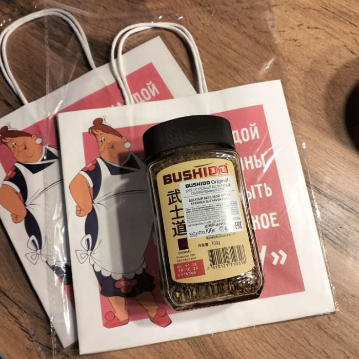 Фотография покупателя товара Пакет подарочный, 22×22×11 см, крафт, упаковка, Малыш и Карлсон - Фото 2