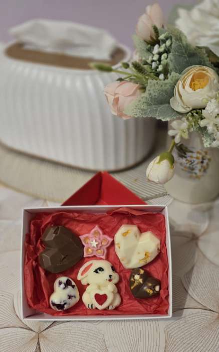 Фотография покупателя товара Коробка для 6 конфет с окном, белая, 13.7×9.85×3.85 см - Фото 35