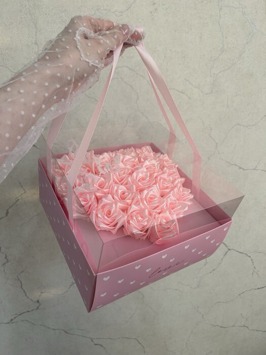 Фотография покупателя товара Коробка для цветов с фигурным вкладышем и пластиковой крышкой Present, 23.5×23.5×15 см - Фото 4