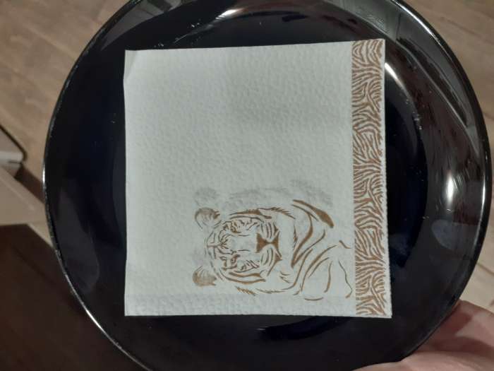 Фотография покупателя товара Новогодние салфетки бумажные Лилия 24х24 с рисунком "Благородный тигр"1сл 100л.