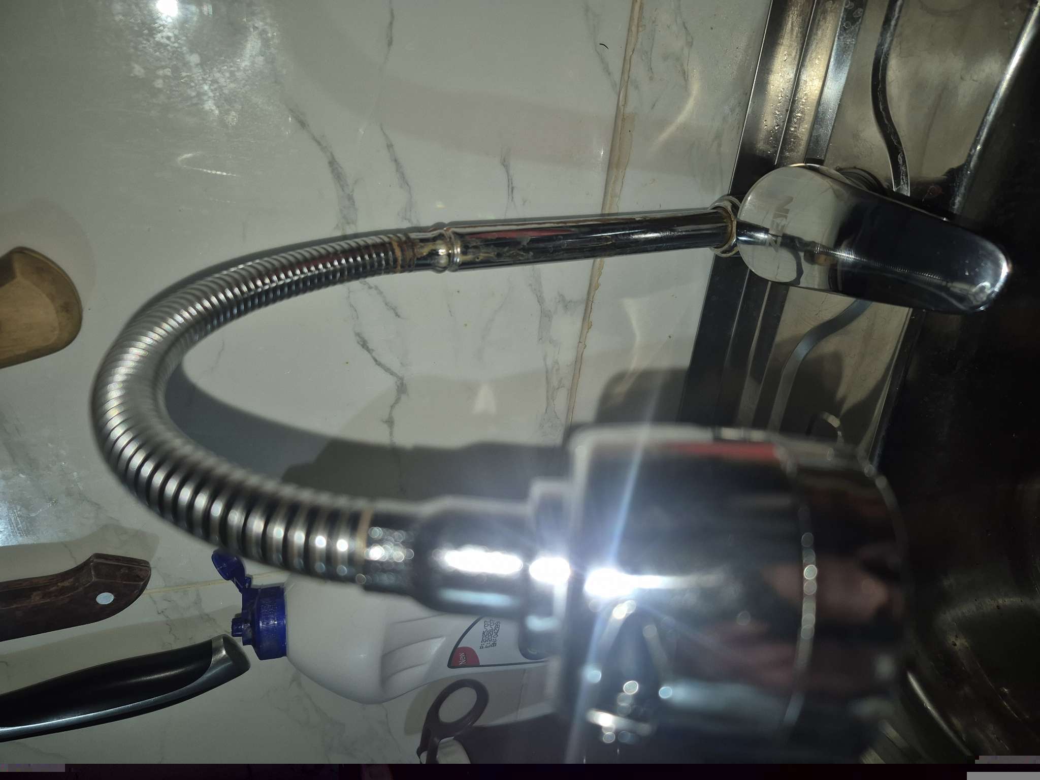 Фотография покупателя товара Смеситель для кухни ZEIN Z66350352, гибкий излив, картридж 40 мм, двухрежимный аэратор, хром - Фото 13