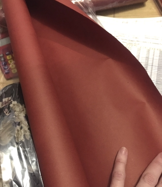 Фотография покупателя товара Бумага упаковочная крафт, красная, 0,70 х 10 м, 70 г/м² /м2 - Фото 8