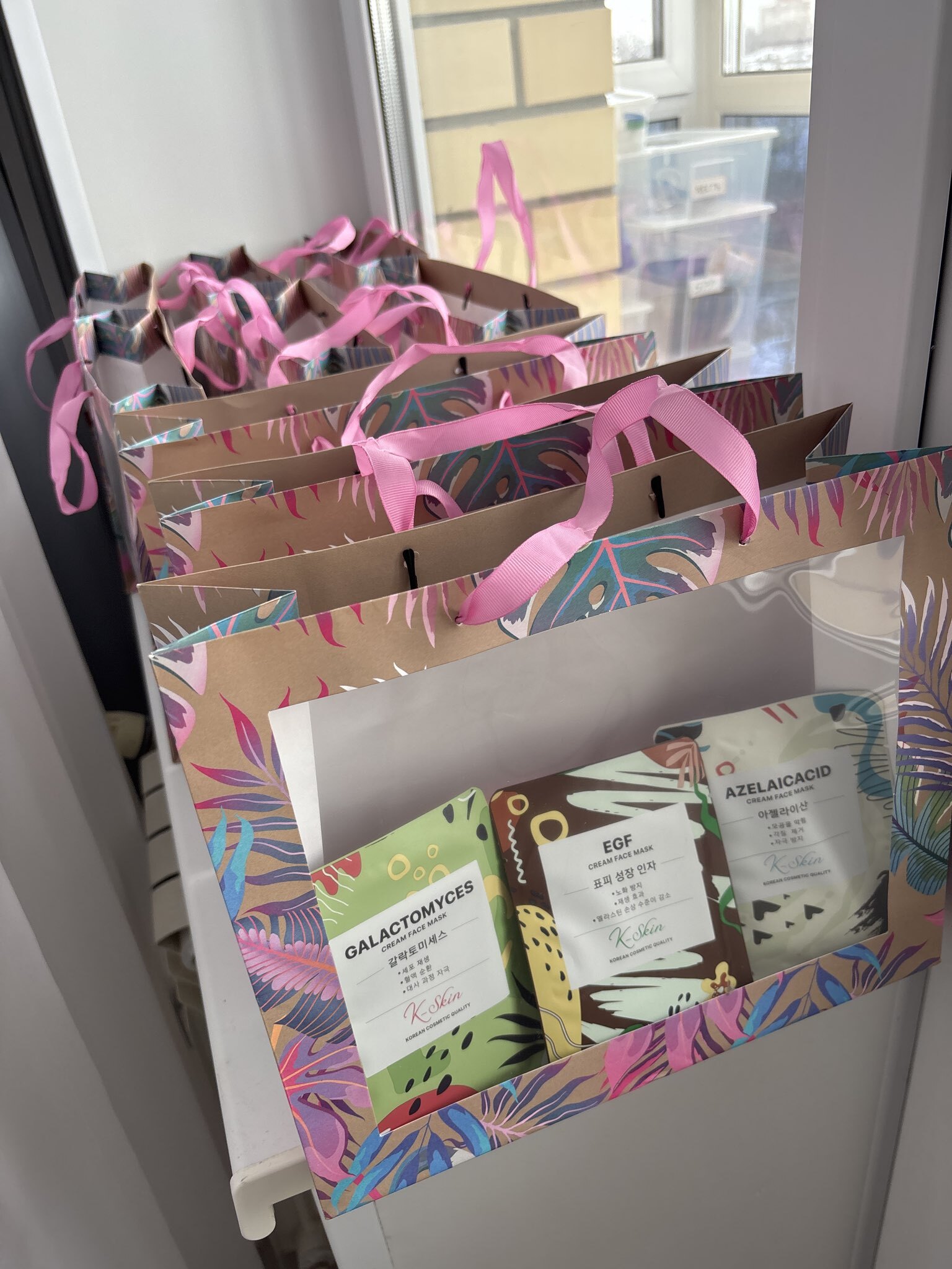 Фотография покупателя товара Пакет подарочный крафтовый с пластиковым окном, упаковка, «Мужской», 31×26×10 см - Фото 1