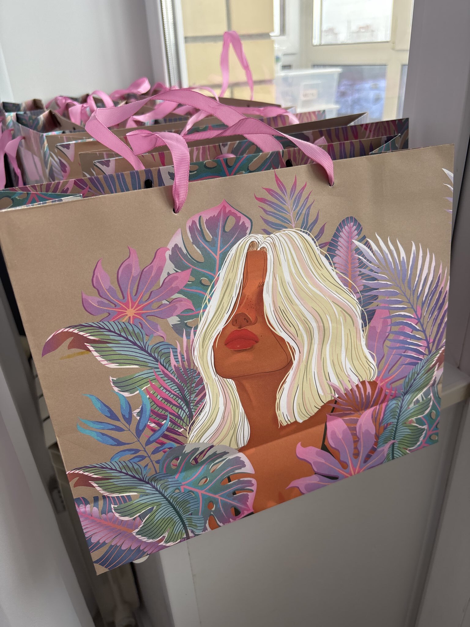 Фотография покупателя товара Пакет подарочный крафтовый с пластиковым окном, упаковка, «Мужской», 31×26×10 см - Фото 2