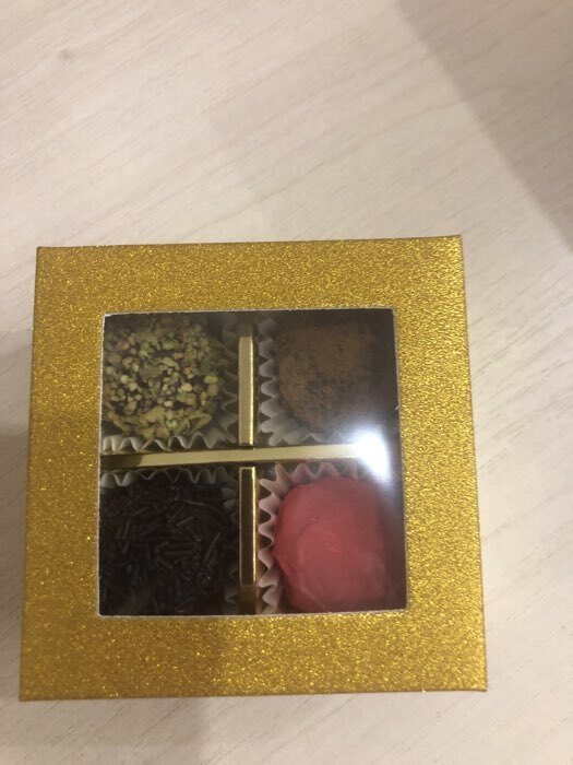 Фотография покупателя товара Коробка подарочная для 4 конфеты красный глиттер, с окном, 8.5×8.5×4 см - Фото 2