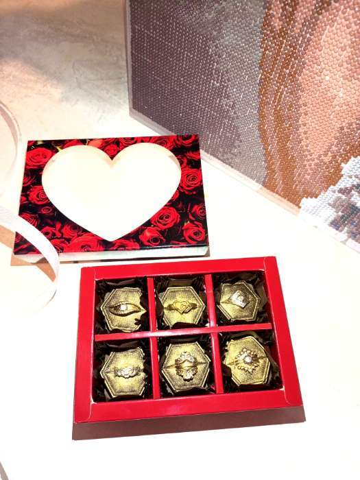 Фотография покупателя товара Коробка складная для 6 конфет «Презент», 13.7×9.8×3.8 см - Фото 1