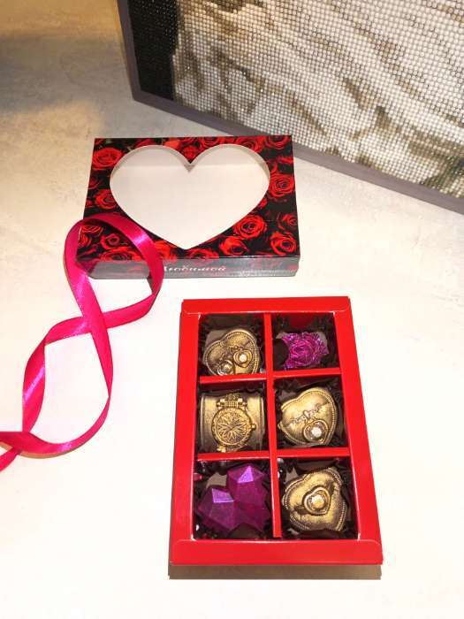 Фотография покупателя товара Коробка складная для 6 конфет «Презент», 13.7×9.8×3.8 см - Фото 2