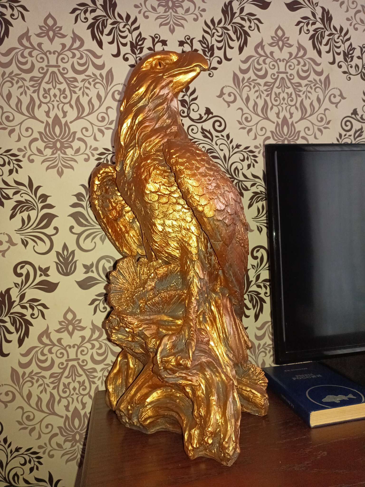 Фотография покупателя товара Копилка для денег «Орел на камне большой», гипс под бронзу, 20×21×55 см - Фото 1