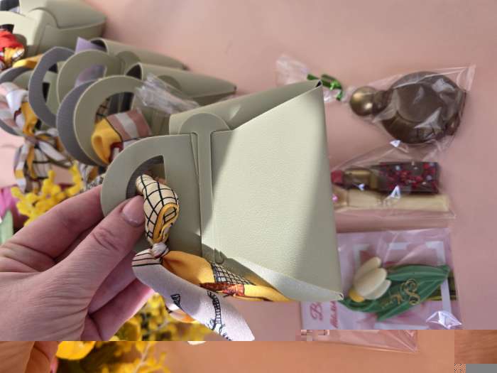 Фотография покупателя товара Кожаная подарочная сумочка для бижутерии и сувениров, чёрная с бантом (лента), 13×12×5.5 см - Фото 2