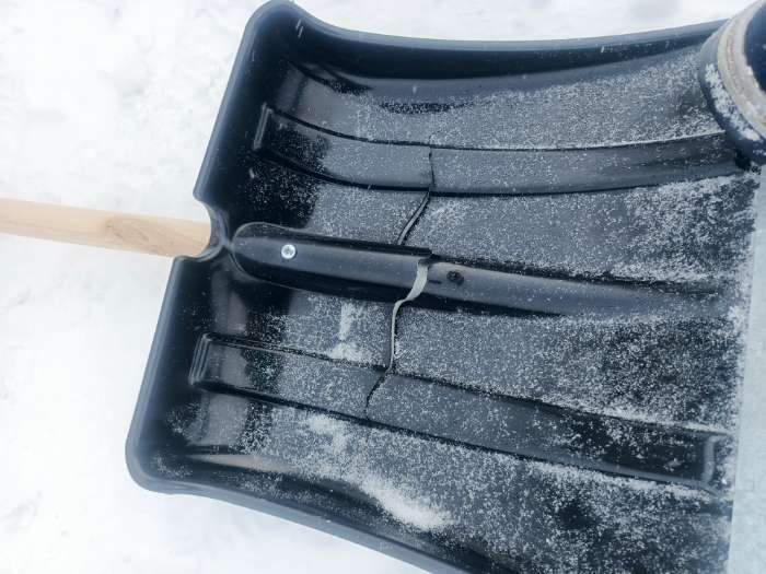 Фотография покупателя товара Лопата для уборки снега, пластиковый ковш 380×365 мм, металлическая планка, деревянный черенок, «Снеговик» - Фото 1