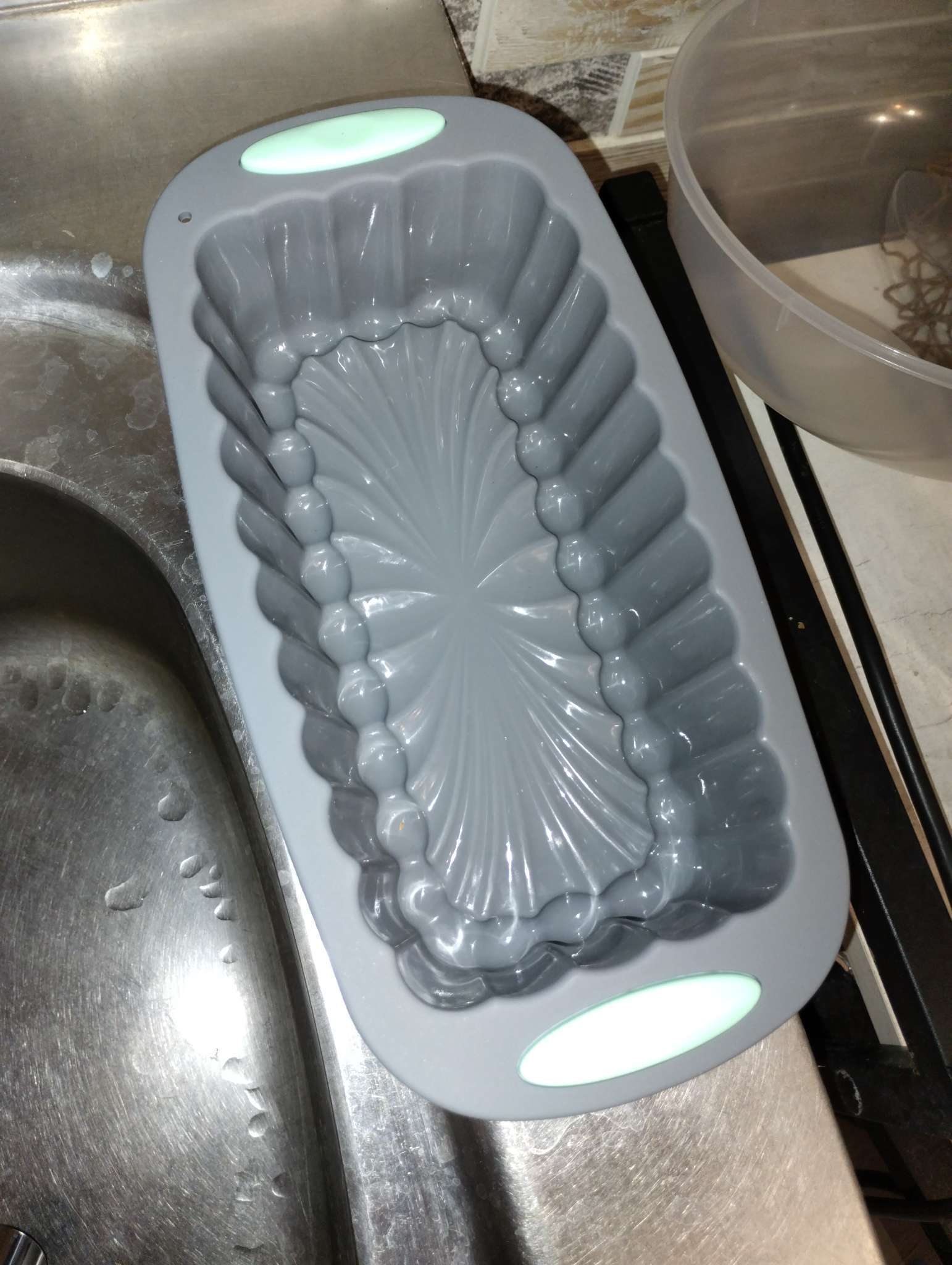 Фотография покупателя товара Форма для выпечки с ручками Доляна «Кекс», 27×13×6 см, силикон, серая - Фото 1