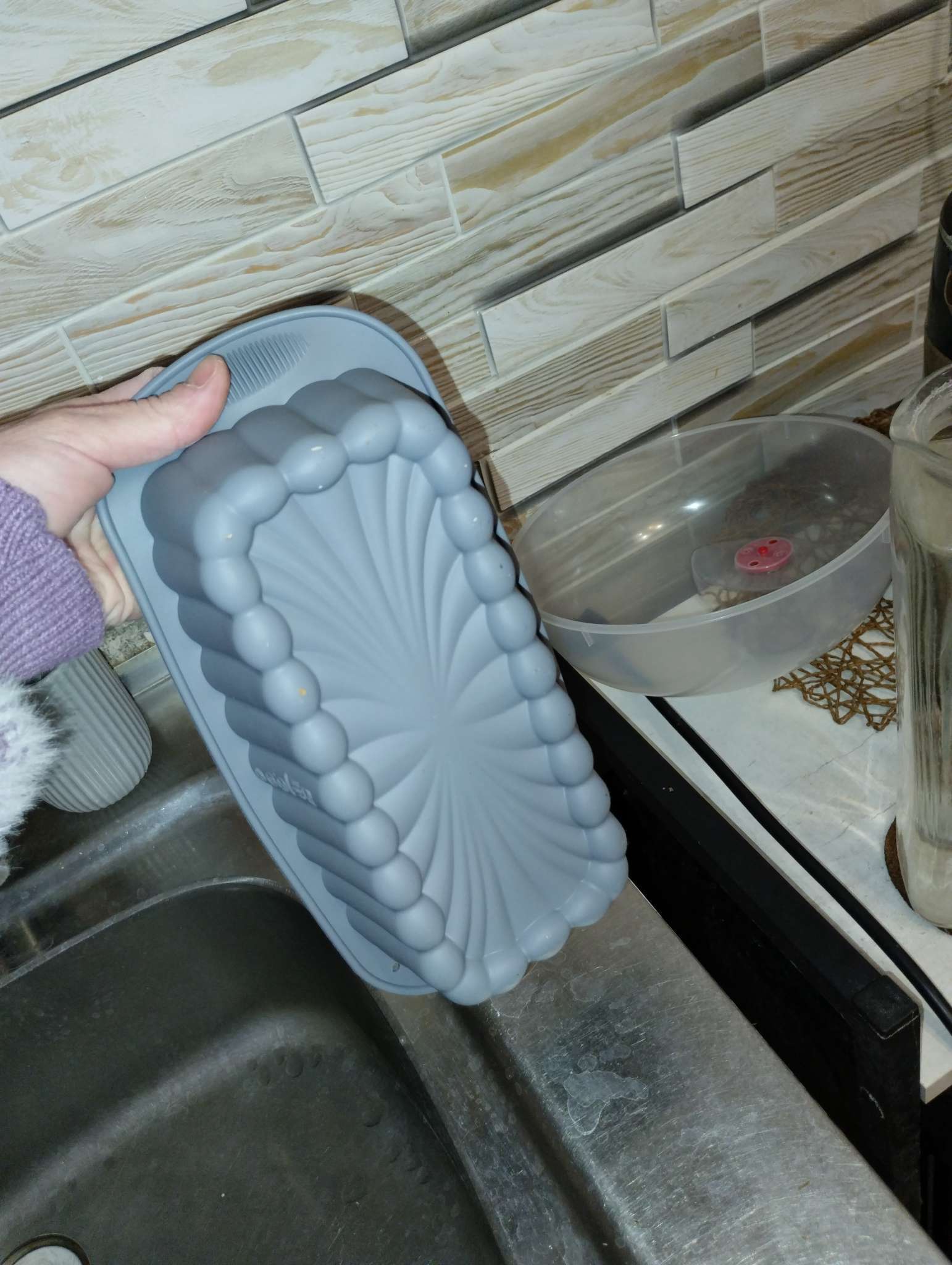 Фотография покупателя товара Форма для выпечки с ручками Доляна «Кекс», 27×13×6 см, силикон, серая - Фото 2