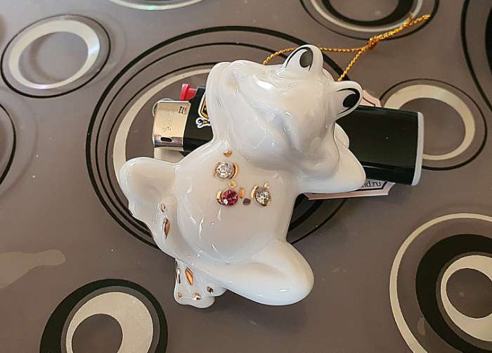 Фотография покупателя товара Фигурка керамика «Лягуха на отдыхе», белый с золотом, стразы, 4.5×4×6.2 см - Фото 3