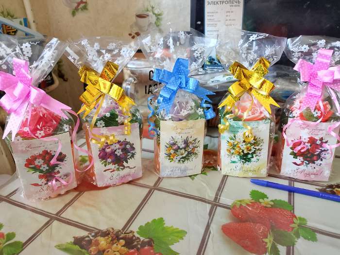 Фотография покупателя товара Пакет подарочный пропиленовый «Подарки», 19×35 см - Фото 3