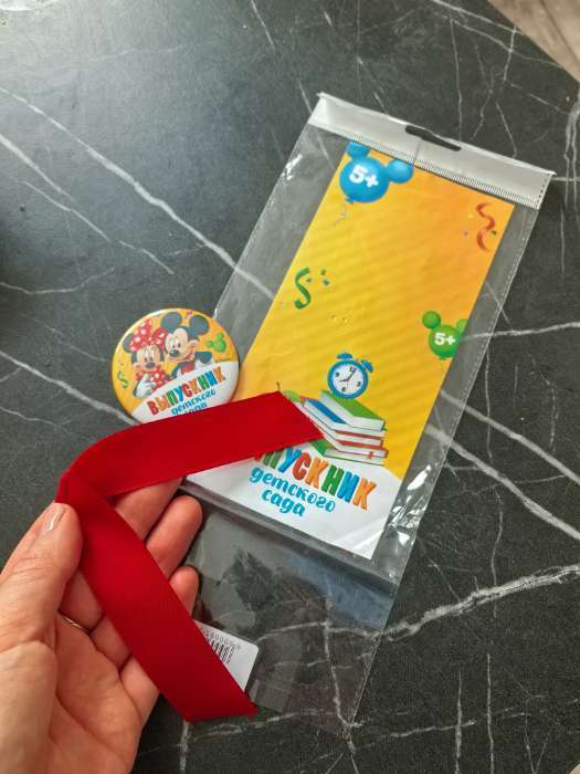 Фотография покупателя товара Значок на выпускной «Выпускник детского сада» 5.6 см, с лентой, Микки Маус - Фото 5