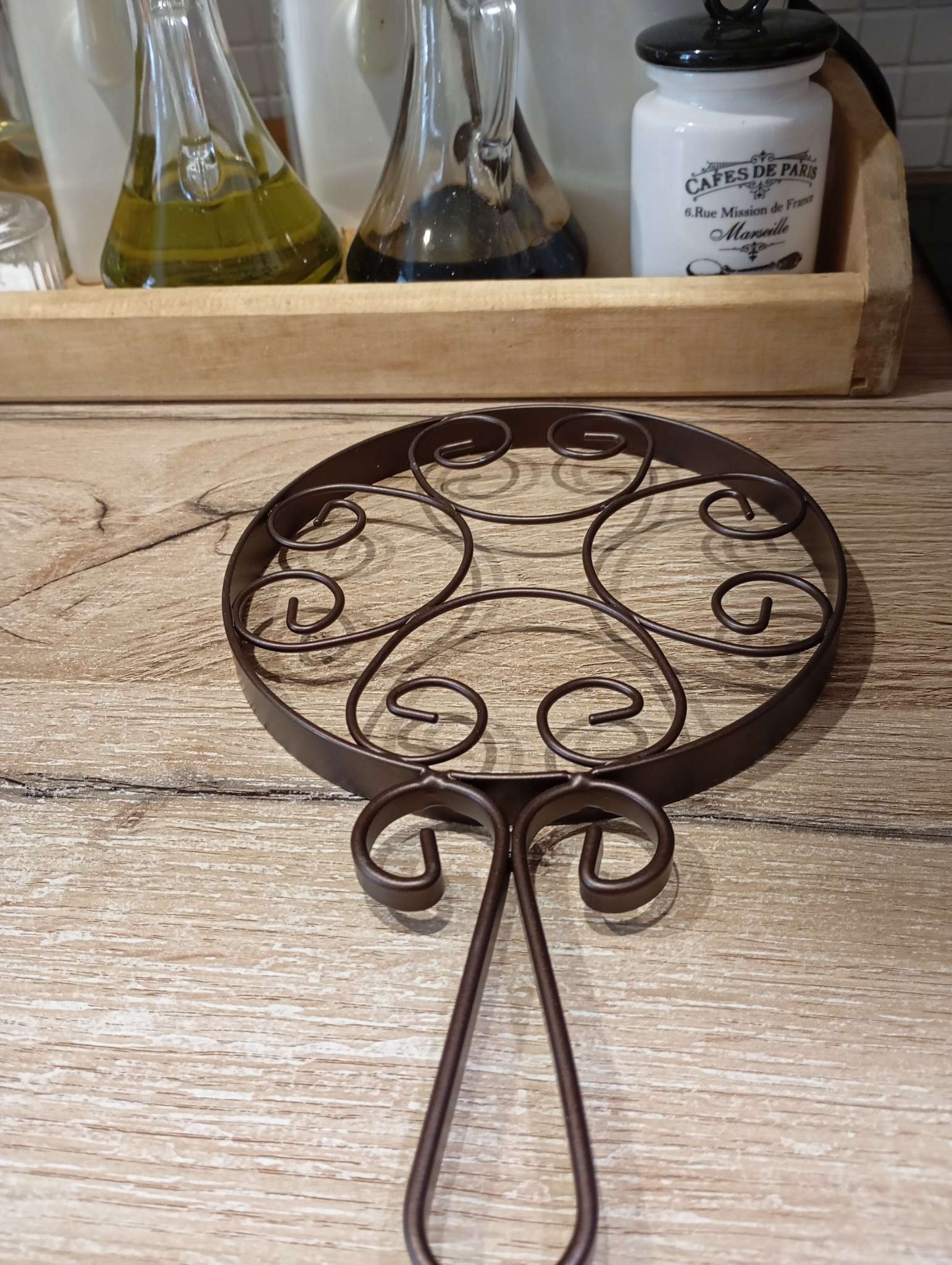 Фотография покупателя товара Подставка под горячее с ручкой Доляна «Сердца», 25.5×16.3 см, коричневая - Фото 2