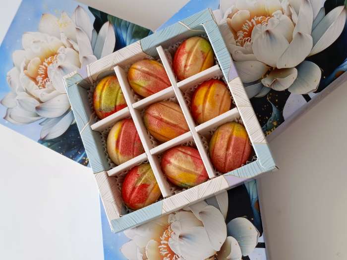 Фотография покупателя товара Коробка для конфет с обечайкой 9 шт. без окна «С 8 марта», 13.7×13.7×3.5 см - Фото 4