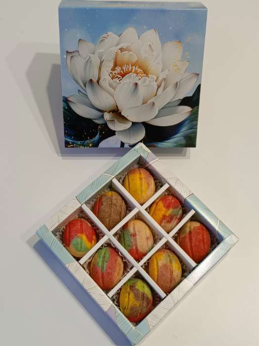 Фотография покупателя товара Коробка для конфет с обечайкой 9 шт. без окна «С 8 марта», 13.7×13.7×3.5 см - Фото 3