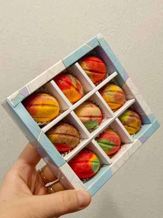 Фотография покупателя товара Коробка для конфет с обечайкой 9 шт. без окна «С 8 марта», 13.7×13.7×3.5 см - Фото 5