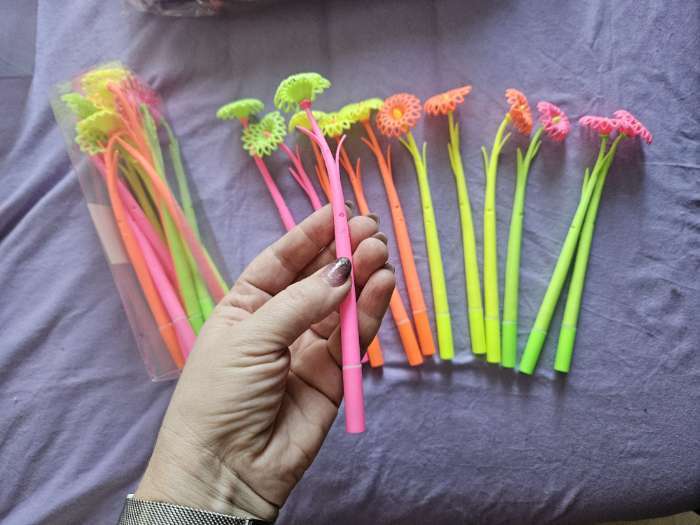 Фотография покупателя товара Ручка-прикол Calligrata «Цветы», синий стержень, гелевая, МИКС - Фото 2