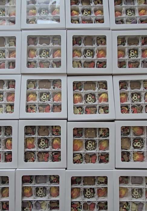 Фотография покупателя товара Коробка под 9 конфет с обечайкой, с окном, с тонкими разделителями, белый 14.7×14.7×3.4 см - Фото 1