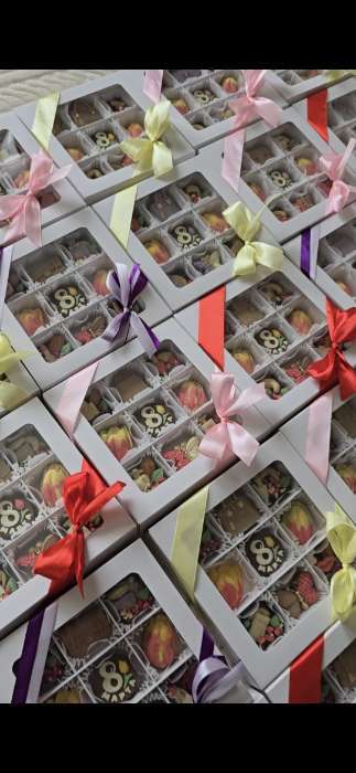 Фотография покупателя товара Коробка под 9 конфет с обечайкой, с окном, с тонкими разделителями, белый 14.7×14.7×3.4 см - Фото 2