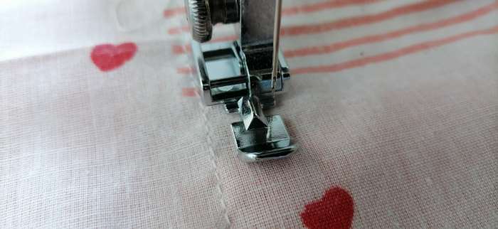 Фотография покупателя товара Лапка для швейных машин, для вшивания молнии, 3,2 × 1,2 × 0,7 см - Фото 4