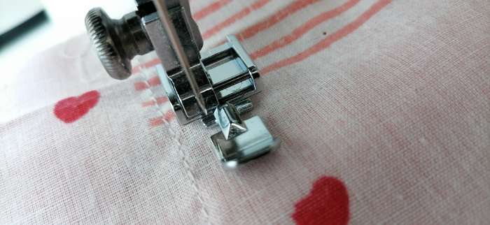 Фотография покупателя товара Лапка для швейных машин, для вшивания молнии, 3,2 × 1,2 × 0,7 см
