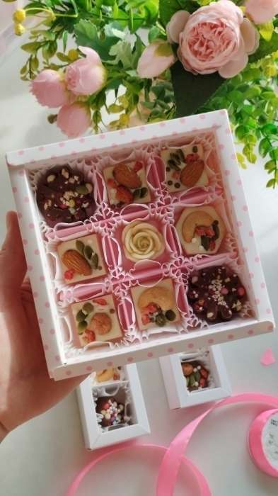 Фотография покупателя товара Коробка для конфет, кондитерская упаковка, 9 ячеек, «Настоящий», 14.7×14.7×3.5 см - Фото 4