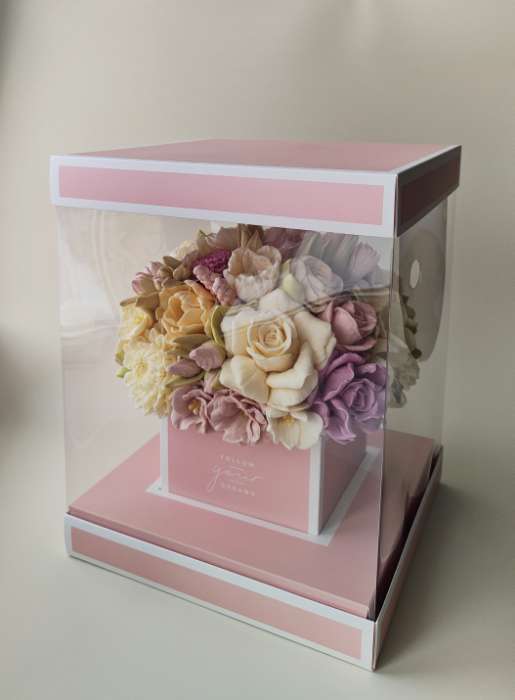Фотография покупателя товара Коробка для цветов с вазой и пластиковыми окнами складная «Весенние цветы», 16×23×16 см - Фото 4