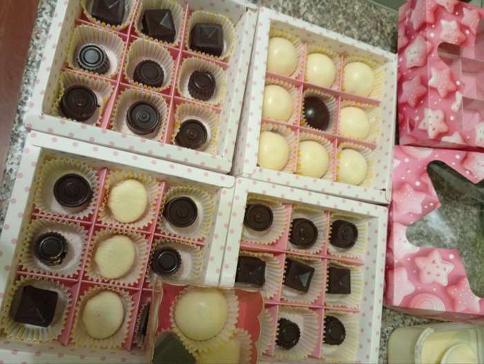 Фотография покупателя товара Коробка для конфет, кондитерская упаковка, 9 ячеек, «Настоящий», 14.7×14.7×3.5 см - Фото 1