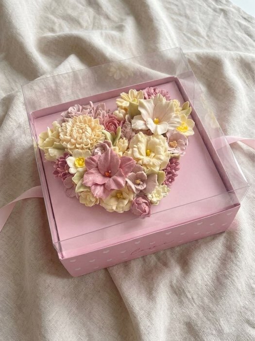 Фотография покупателя товара Коробка для цветов с фигурным вкладышем и пластиковой крышкой Present, 23.5×23.5×15 см - Фото 3