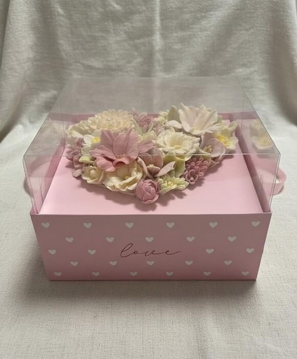 Фотография покупателя товара Коробка для цветов с фигурным вкладышем и пластиковой крышкой Present, 23.5×23.5×15 см - Фото 1