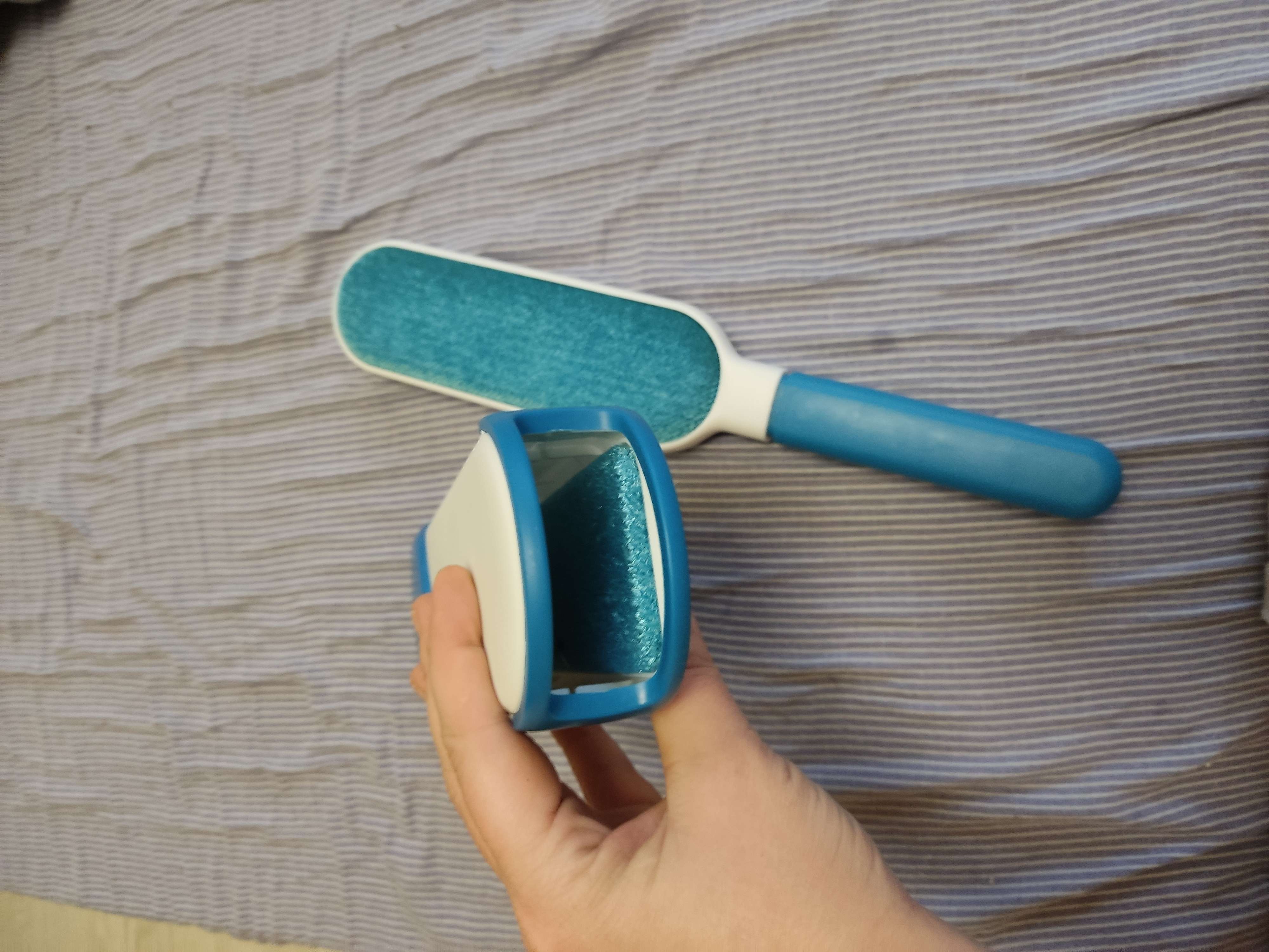 Фотография покупателя товара Щётка для удаления шерсти и волос с одежды и мебели с ручкой Доляна, 33×7,5×5 см, цвет синий - Фото 4