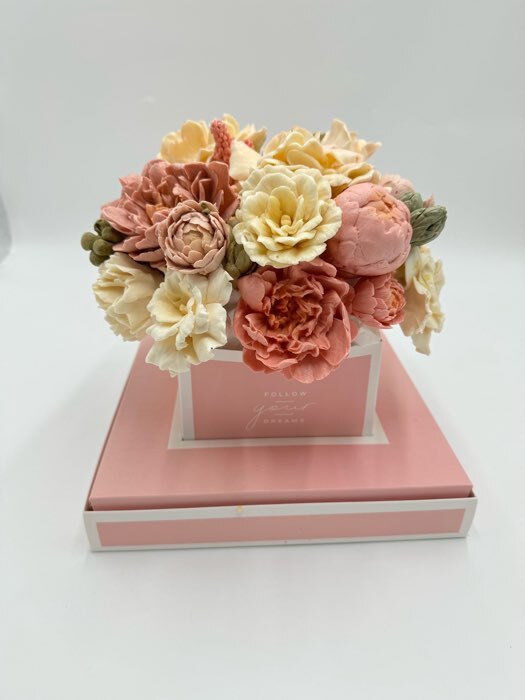 Фотография покупателя товара Коробка подарочная для цветов с вазой и пластиковыми окнами складная, упаковка, «Лаванда», 23×30×23 см - Фото 1