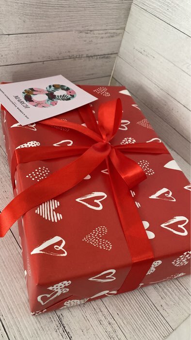 Фотография покупателя товара Бумага упаковочная глянцевая двухсторонняя «С любовью», 70×100 см - Фото 1