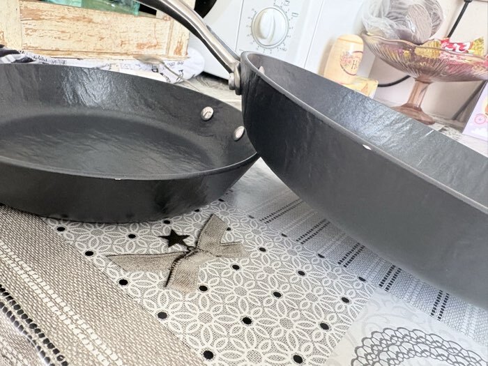 Фотография покупателя товара Набор сковородок Magistro Rock Stone, 3 предмета: d=22/26 см, кухонные щипцы, антипригарное покрытие, индукция, чёрный - Фото 2