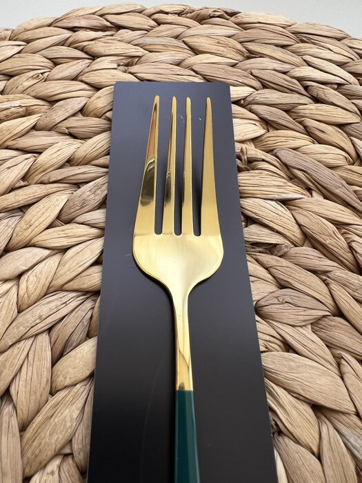 Фотография покупателя товара Вилка столовая Magistro «Блинк», 21.5×3 см, нержавеющая сталь, зелёная ручка, золотистая - Фото 2