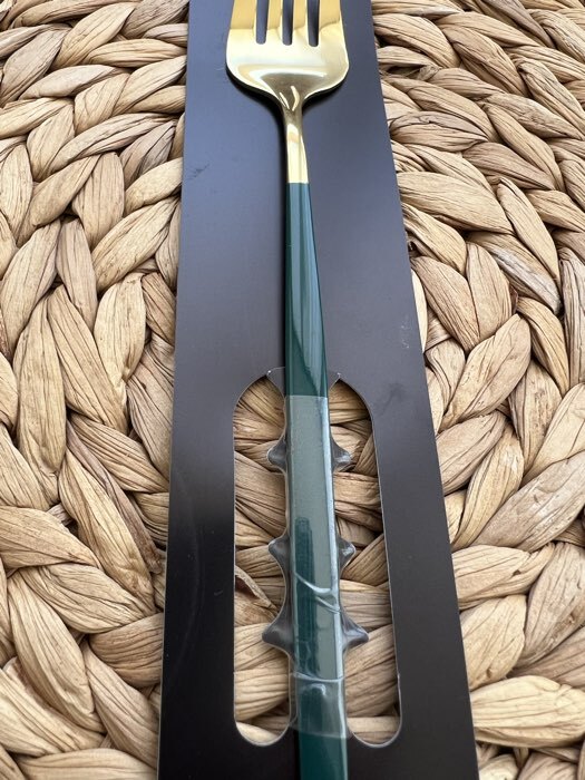 Фотография покупателя товара Вилка столовая Magistro «Блинк», 21.5×3 см, нержавеющая сталь, зелёная ручка, золотистая - Фото 3