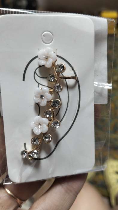 Фотография покупателя товара Серьга кафф «Ромашки со стразами», L=5 см, белая в золоте - Фото 1